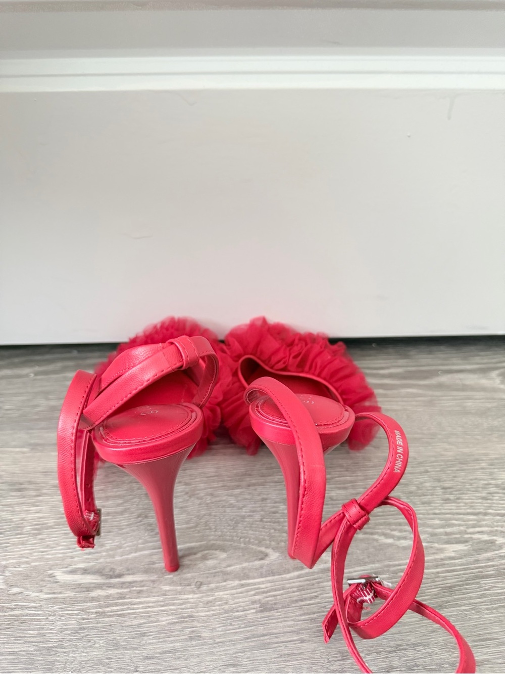 Gianni Bini Red Ruffle Pointed-Toe Ankle-Strap Heels Size 5.5 in Women’s - Picture 3 of 5